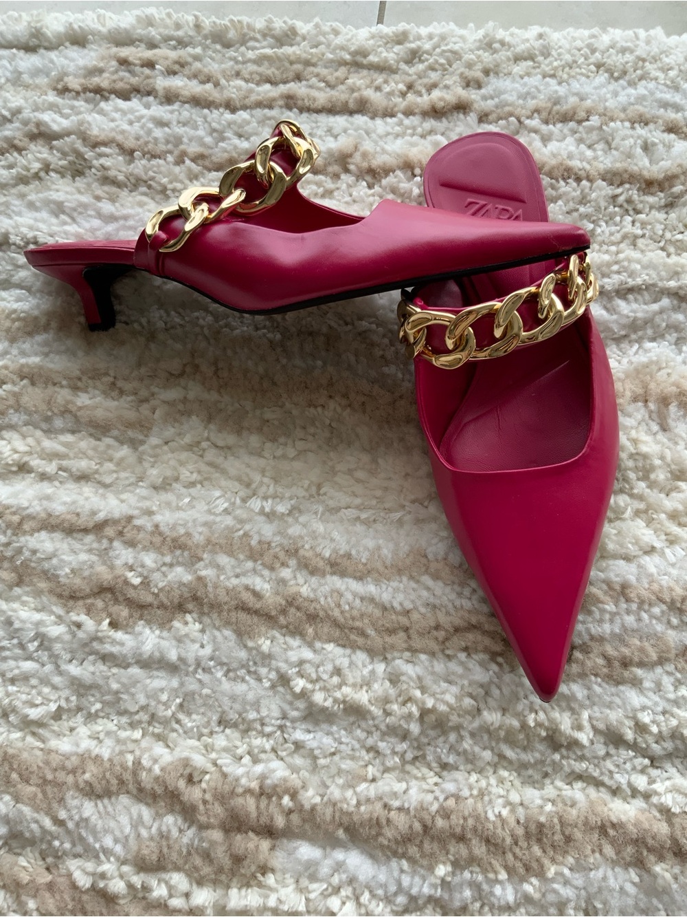 Zara Fuchsia Pointed-Toe Kitten Heel Mules with Gold Chain size 7.5 (38)